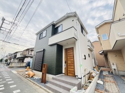 JR宇都宮線「東大宮」駅東口徒歩3分、提携駐車場もあります。エステート白馬東大宮店までお気軽にお問い合わせください。