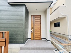 ポーチのついた新築分譲物件。玄関の印象はいかがでしょうか?入口からご覧ください。