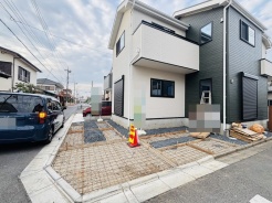 駐車場は2台まで駐車可能。マイカーの車幅もお確かめください。