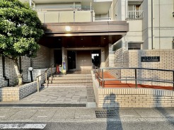 車通りの少ない閑静な住宅地、のびのびした子育てに適します。