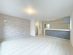 2号棟 アクセントクロスが際立つLDK空間。