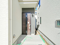 この扉を開けると、新築の木の匂いが待ってます。