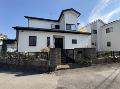 幹線道路から1本入った現地は、想像以上に静かに感じられます。