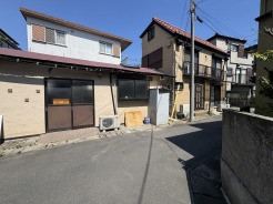 幹線道路から1本入った現地は、想像以上に静かに感じられます。