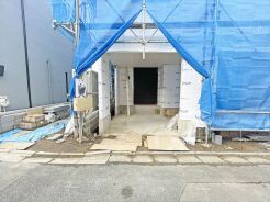 1号棟 駐車場は2台まで駐車可能。マイカーの車幅もお確かめください。