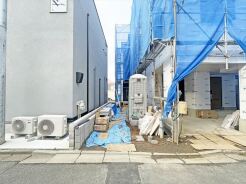 2号棟 駐車場は2台まで駐車可能。マイカーの車幅もお確かめください。