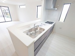 カウンターからはリビングが広く見渡せ、ご家族とのコミュニケーションも弾みます。