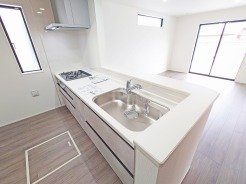 カウンターからはリビングが広く見渡せ、ご家族とのコミュニケーションも弾みます。