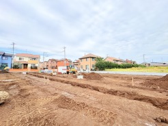 ただいま造成工事中です。これから道路も出来てきれいになります。