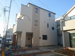 幹線道路から1本入った現地は、想像以上に静かに感じられます。