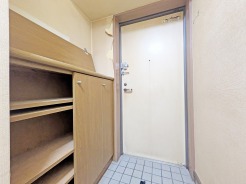 玄関を開けたらシューズボックス、使いやすい配置です。