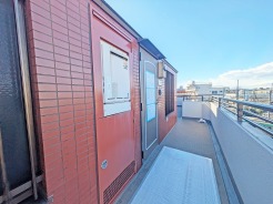 広がる街並みと、澄んだ青空に心満たされる開放的な玄関