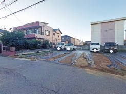 幅員の狭い道ですが、車通りの少ない住宅街に立地してます。