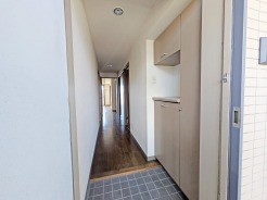 玄関を開けたらシューズボックス、使いやすい配置です。