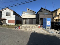 1号棟 シートをかぶっていたときよりも、隣家との距離や日当たりが正確に分かるようになりました。