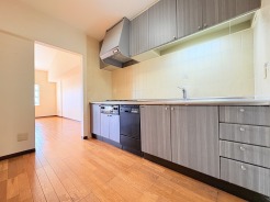 手を伸ばせばそこに収納が。安定した使用感の吊戸棚つきのキッチン空間。