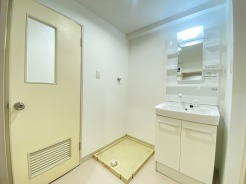 生活用品のレイアウトが見やすい一面鏡タイプの洗面化粧台。