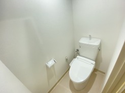 もちろんウォシュレット機能付き。憩いの場としてひそかに注目度の高いお手洗いにもご注目ください。