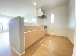 対面タイプなら、キッチン内にいながらご家族やお客様との会話が楽しめます。