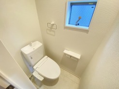 お手洗いこそシンプルな清潔感が重要、白いクロスに白いお手洗いを配置しました。