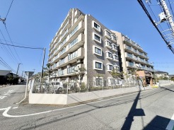 幹線道路から1本入った現地は、想像以上に静かに感じられます。