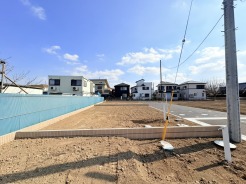 駐車が苦手な方にも嬉しい、前面6m道路に面した住まい。