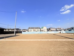 住民の方が主に利用する交通量少なめの道路に面してます。