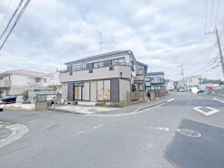 JR宇都宮線「東大宮」駅東口徒歩3分、提携駐車場もあります。エステート白馬東大宮店までお気軽にお問い合わせください。