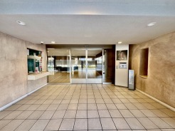 管理人さんがメンテナンスしてくれるエントランス。