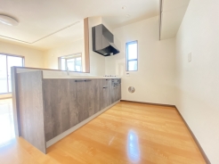 カウンターからはリビングが広く見渡せ、ご家族とのコミュニケーションも弾みます。