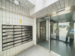 落ち着いた雰囲気のエントランス。オートロック式で防犯面にも配慮がなされています。