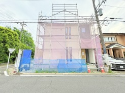 前面道路は歩道も整備され、小さなお子様にも安心です。