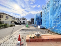 駐車場から見る、全面道路。