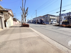前面道路は歩道も整備され、小さなお子様にも安心です。