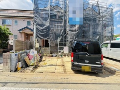 駐車場は2台まで駐車可能。マイカーの車幅もお確かめください。