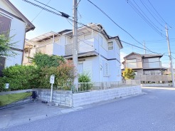 角地につき、開放感に恵まれる住居がここに。
