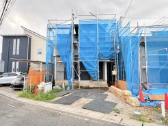 1号棟 駐車場は停めやすい広さで3台可。