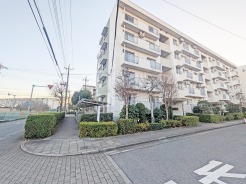 JR宇都宮線「東大宮」駅東口徒歩3分、提携駐車場もあります。エステート白馬東大宮店までお気軽にお問い合わせください。
