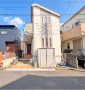 駐車が苦手な方にも嬉しい、前面6m道路に面した住まい。