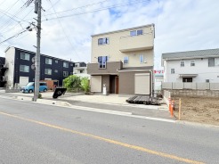 前面道路は歩道も整備されております。