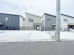 JR宇都宮線「東大宮」駅東口徒歩3分、提携駐車場もあります。エステート白馬東大宮店までお気軽にお問い合わせください。
