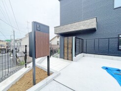 ポーチのついた新築分譲物件。玄関の印象はいかがでしょうか?入口からご覧ください。