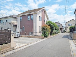 駐車が苦手な方にも嬉しい、前面5m道路に面した住まい。