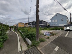 1号地 道路は8mほどになると駐車の際の停めやすさがかなり違ってきます。