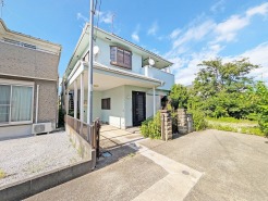 幅員の狭い道ですが、車通りの少ない住宅街に立地してます。
