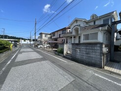 幅員の狭い道ですが、車通りの少ない住宅街に立地してます。