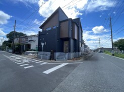 JR宇都宮線「東大宮」駅東口徒歩3分、提携駐車場もあります。エステート白馬東大宮店までお気軽にお問い合わせください。