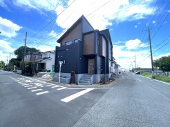 角地につき、開放感に恵まれる住居がここに。