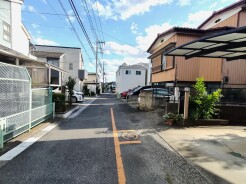 幅員こそやや狭くても、その分交通量が少なくて安心。