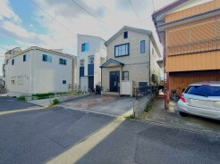 車通りの少ない閑静な住宅地、のびのびした子育てに適します。